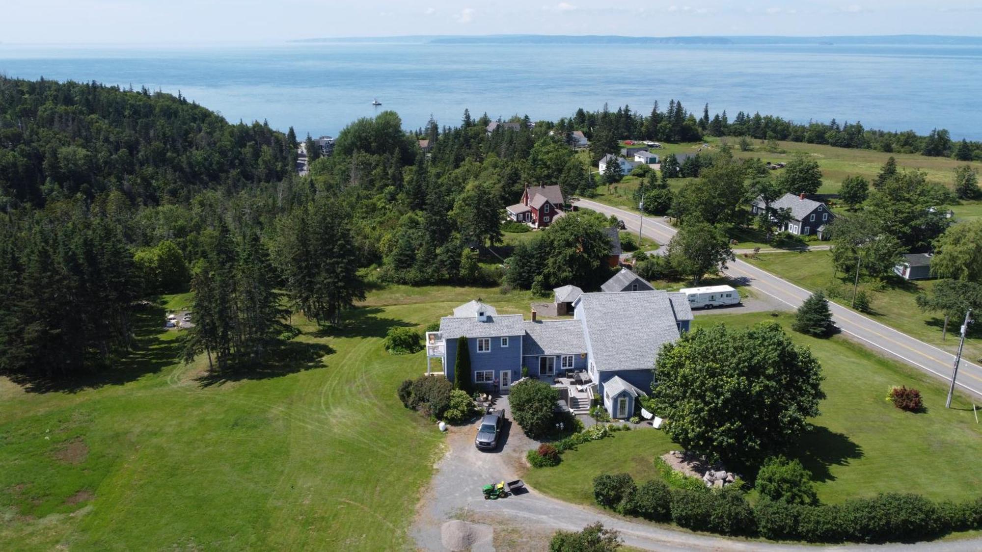 Tides Inn Guest Suites Halls Harbour Extérieur photo