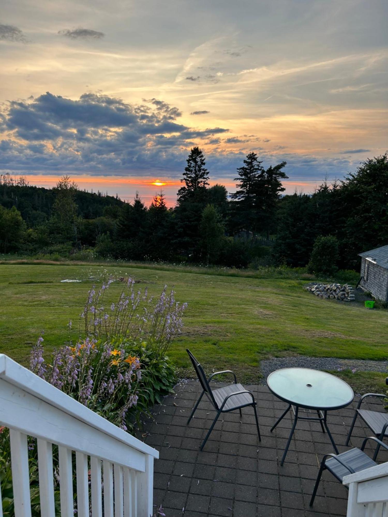 Tides Inn Guest Suites Halls Harbour Extérieur photo