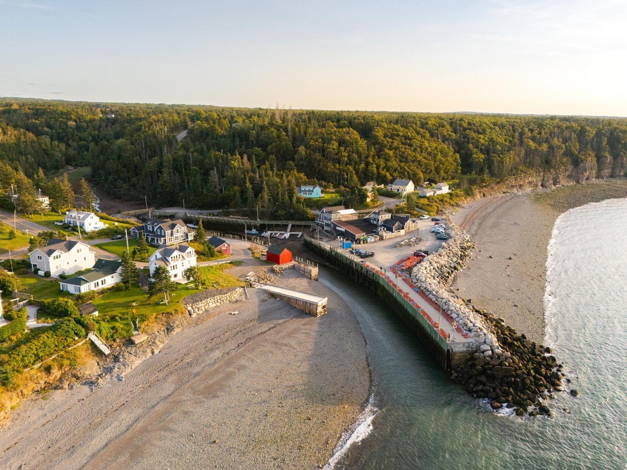 Tides Inn Guest Suites Halls Harbour Extérieur photo